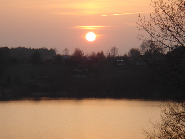 Wiosenny zachód słońca nad jeziorem