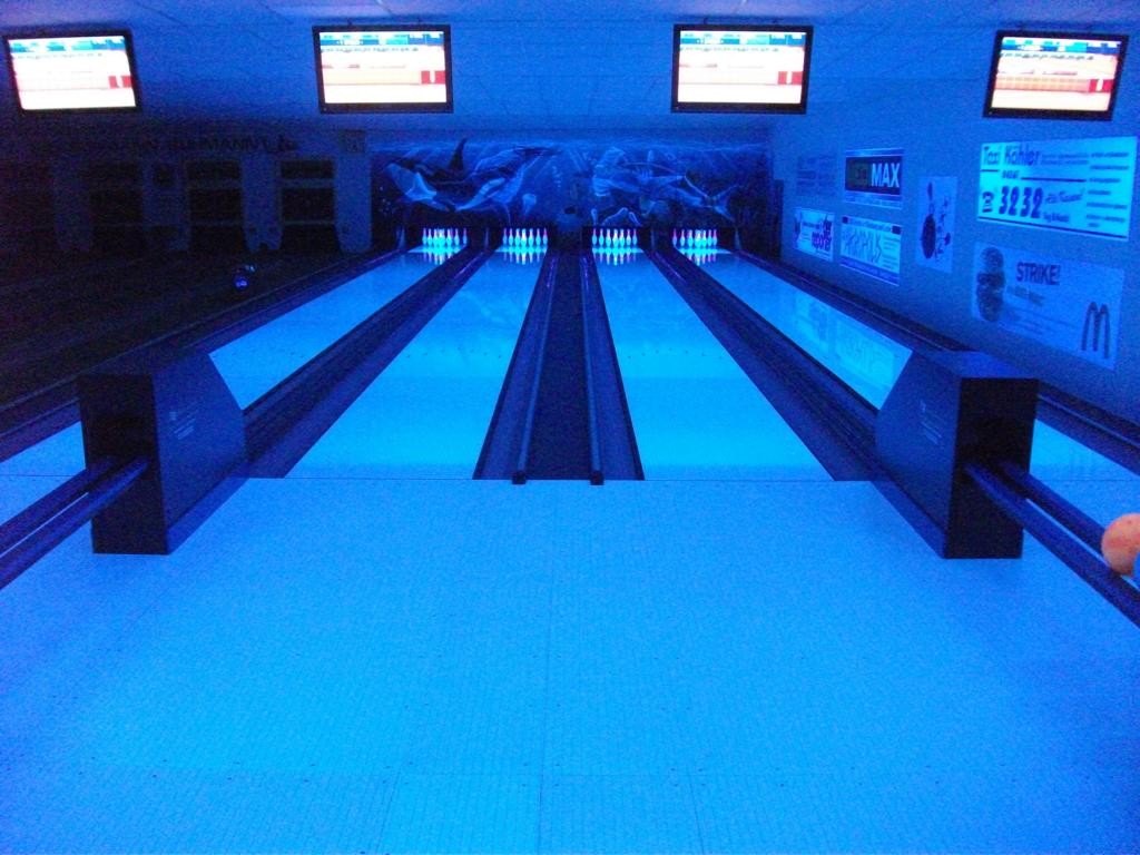 Unsere neuen Bowlingbahnen bei Schwarzlicht