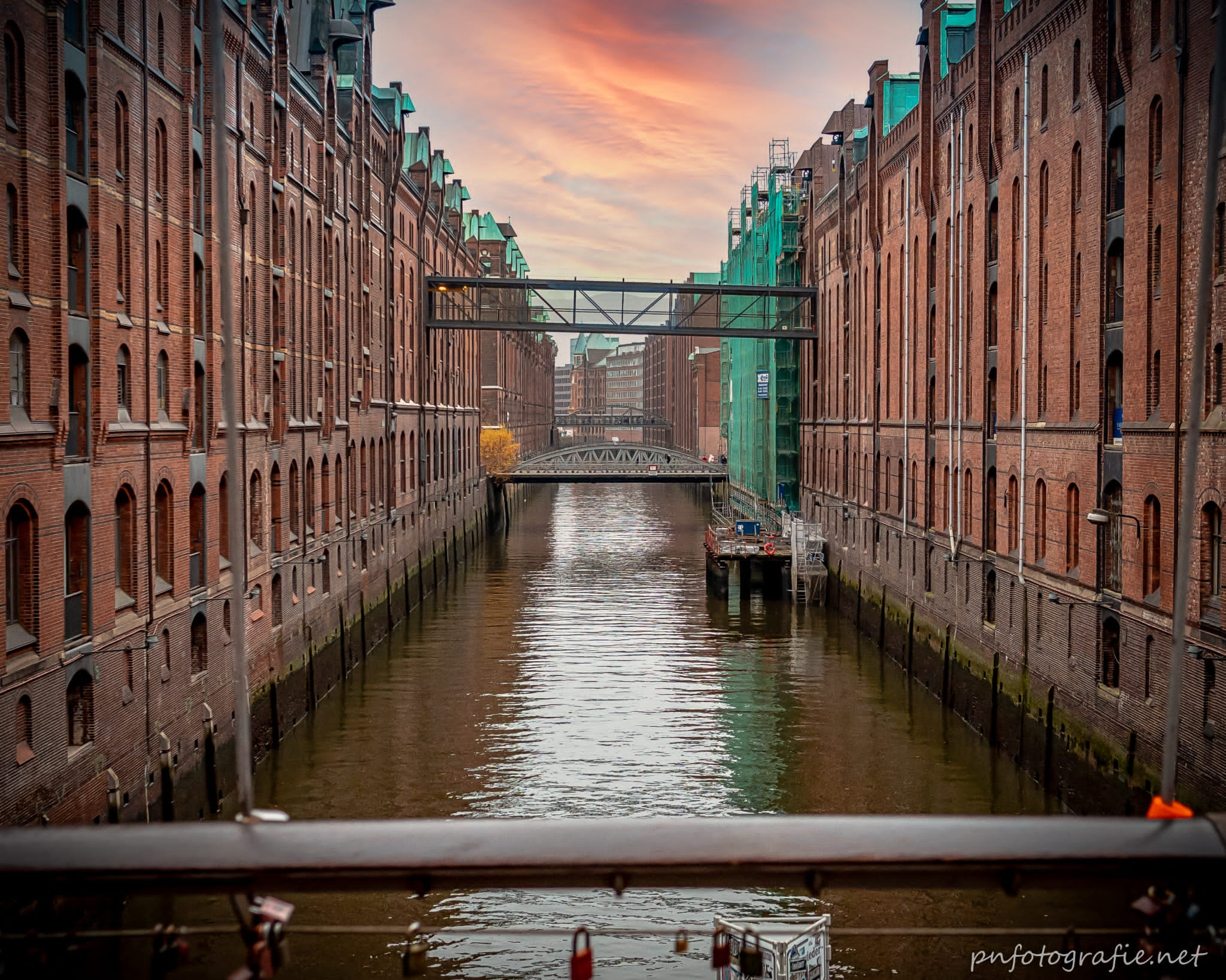 Die Hamburger Speicherstadt bietet eine einmalige Kulisse für den Photo-Walk von Hundetrainerin Rebecca Weiß und Tierfotografin Peggy Nitz