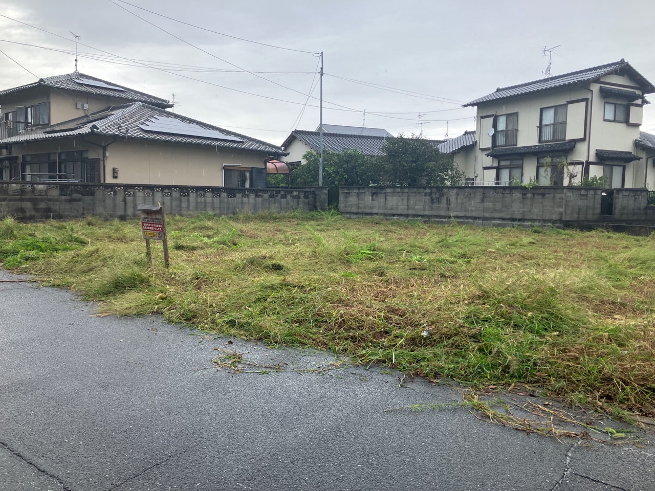今津の管理を任されている土地の草刈りを行いました。