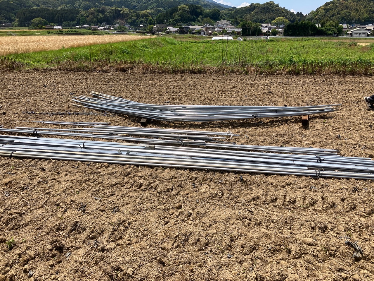 育苗ハウスの資材搬入　近々建設予定です。