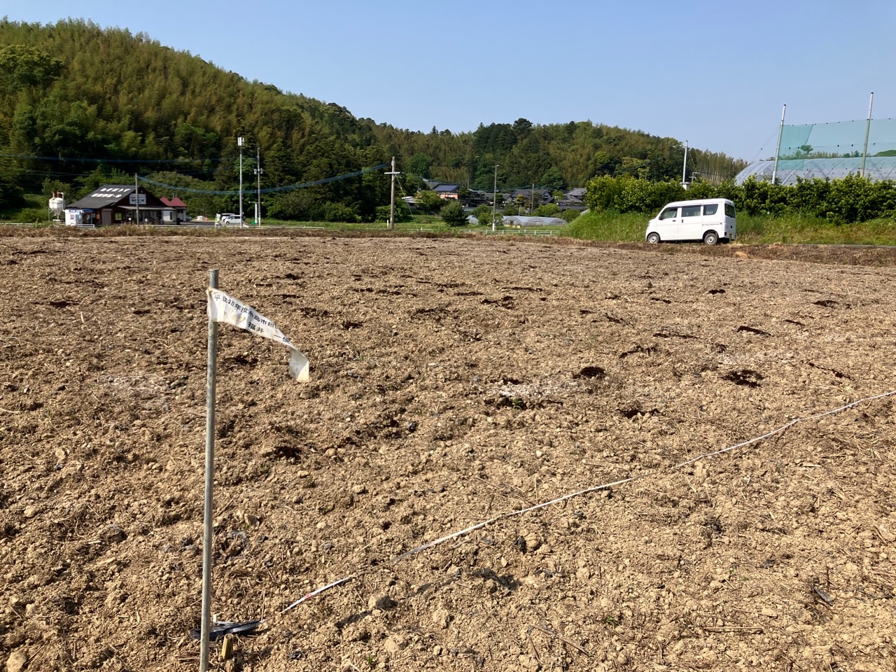 土壌分析結果後、土壌改良材を施肥しました。