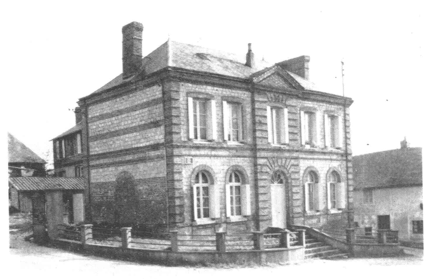 ancienne mairie et ancienne construite en 1865 et école place octave pestel en 1912 une école est construite dans la cour derrière la mairie