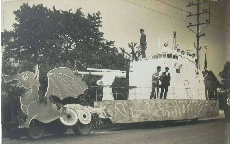 inauguration école Gustave Flaubert en 1930 char du sous marin antiope en construction au chantier du trait un cortège de 15 chars dans les rue du trait