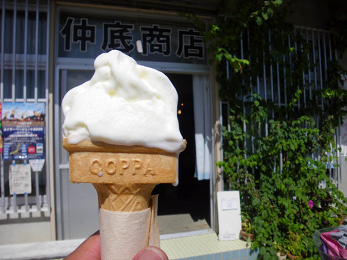 仲底商店前で泡波ジェラード