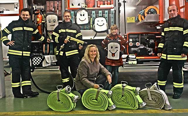 Frau Aigner erhält ausgemusterte Schläuche von der FF Steyr