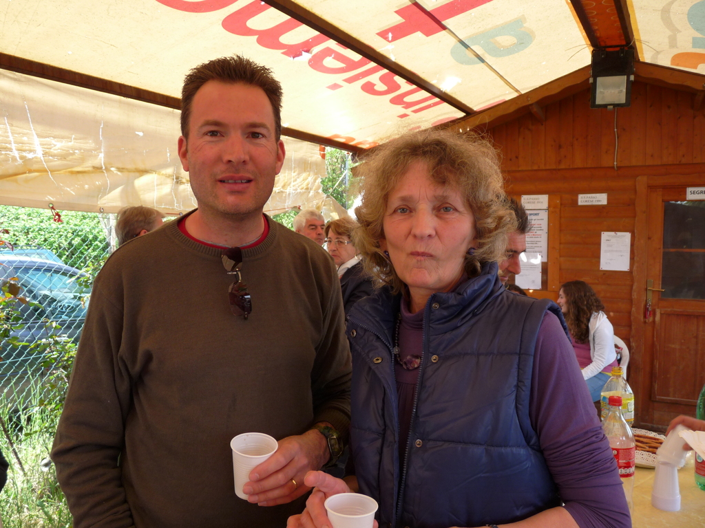 La Présidente et le vice-président du comité de jumelage trinquant à la Via Villemur !