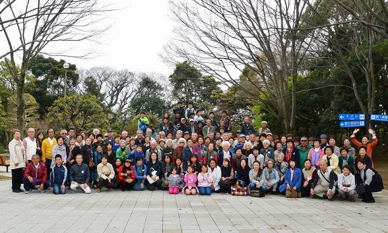 134名の参加者が勢揃い（柿田川湧水公園で）