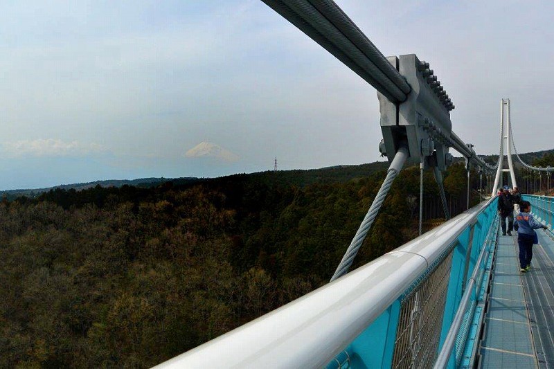 大揺れの吊橋の真ん中から富士山が見えた！