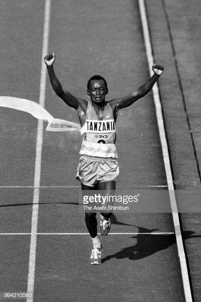 Juma Ikangaa de Tanzania cruza la meta para ganar el Maratón Internacional de Tokio en el Estadio Nacional el 9 de febrero de 1986 en Tokyo, Japón. (Foto de The Asahi Shimbun a través de Getty Images)