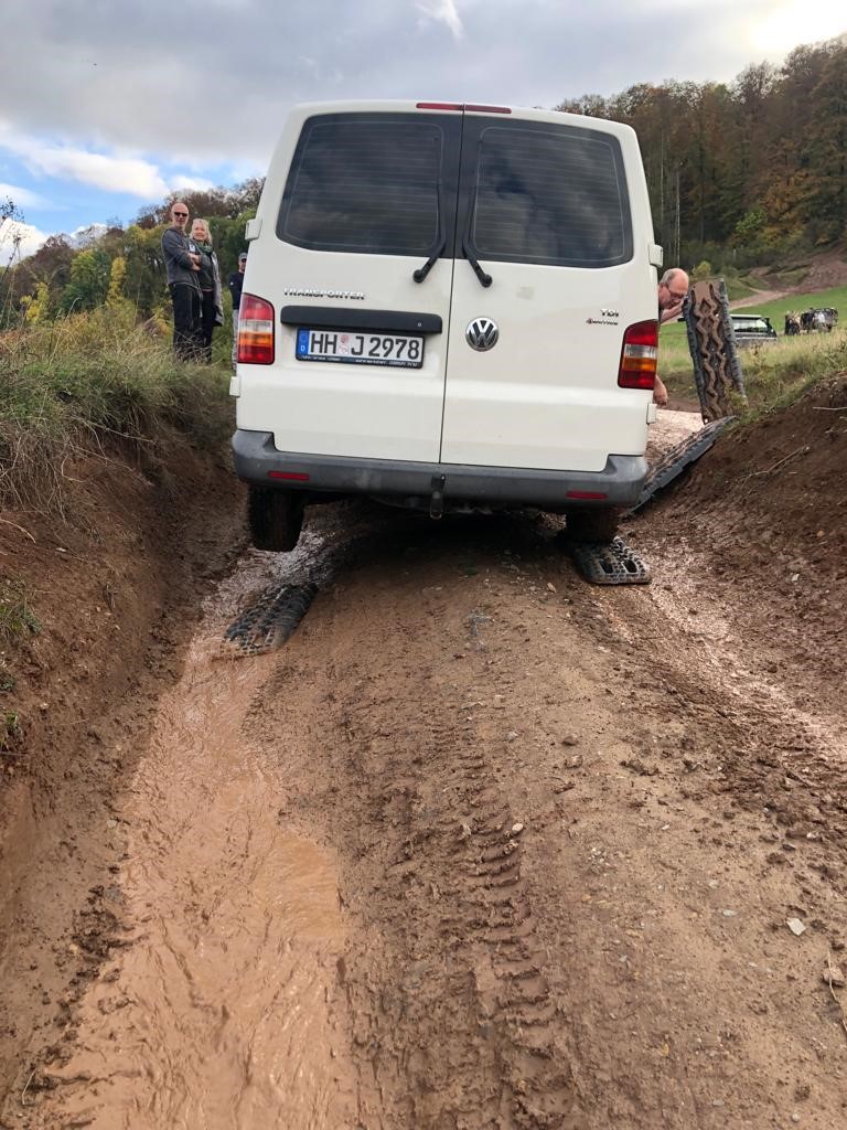 4x4 VW Bus Bulli im Gelände mit Verschränkung
