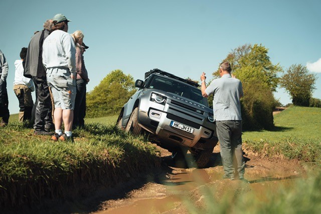Instruktor erklärt Offroad-Linienwahl am Geländewagen