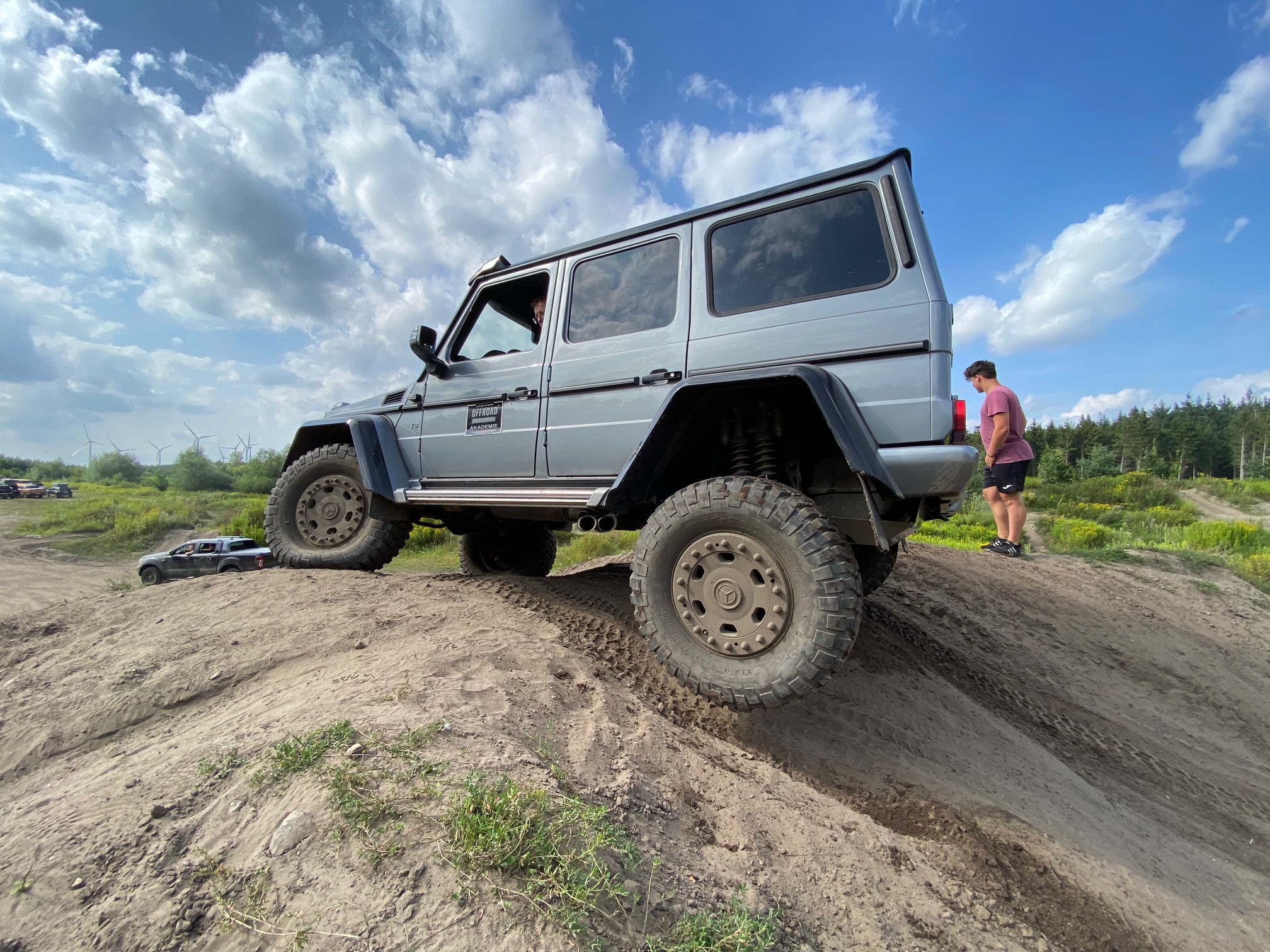 Offroad 4x4: Geländewagen meistert steile Auffahrt im Gelände