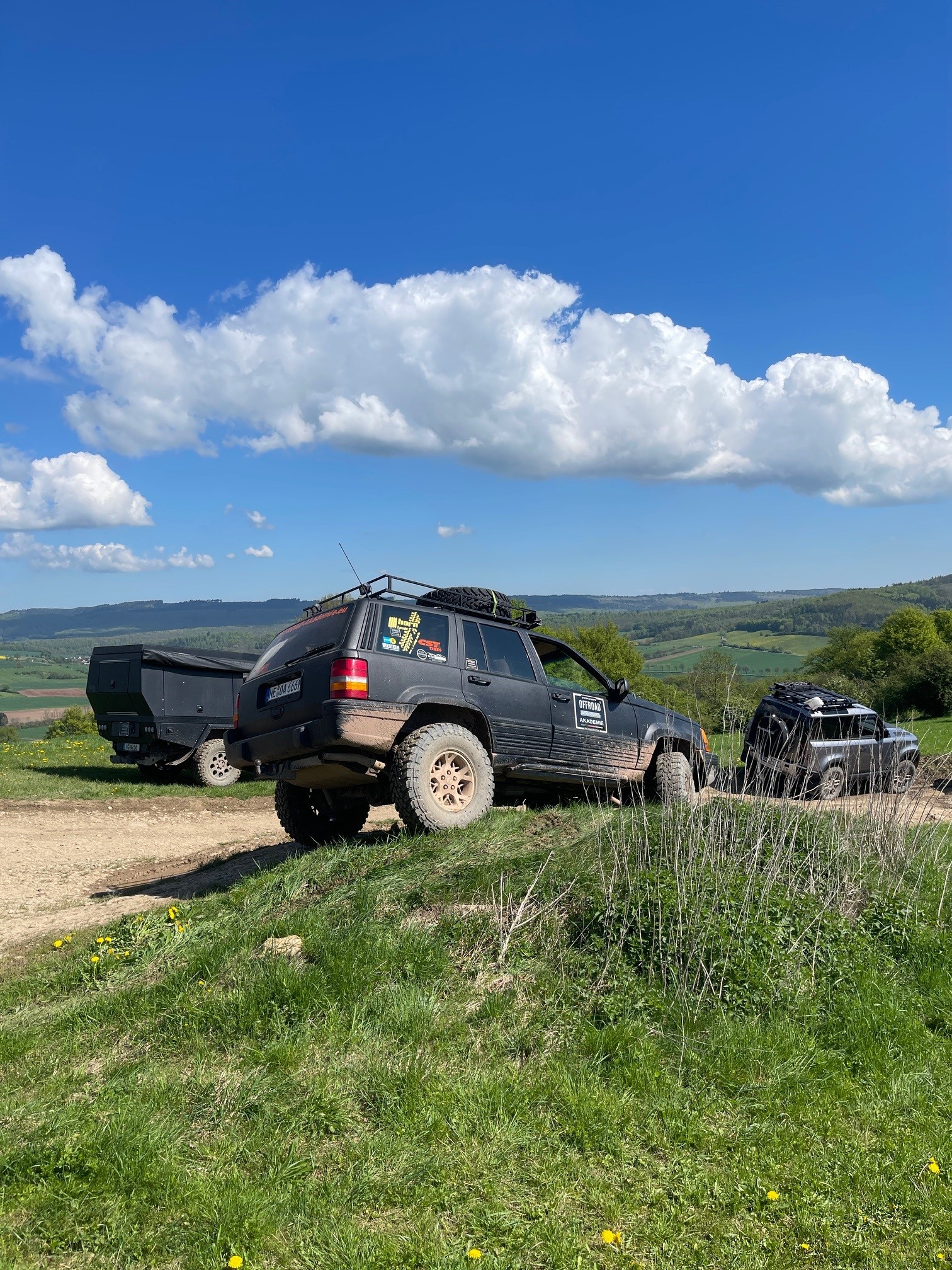SUV und Geländewagen in der Hangschräglage beim Offroad Training