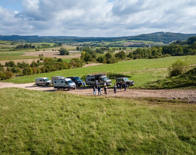 Teilnehmer mit Geländewagen im 4x4 Allrad-Training der Offroad Akademie