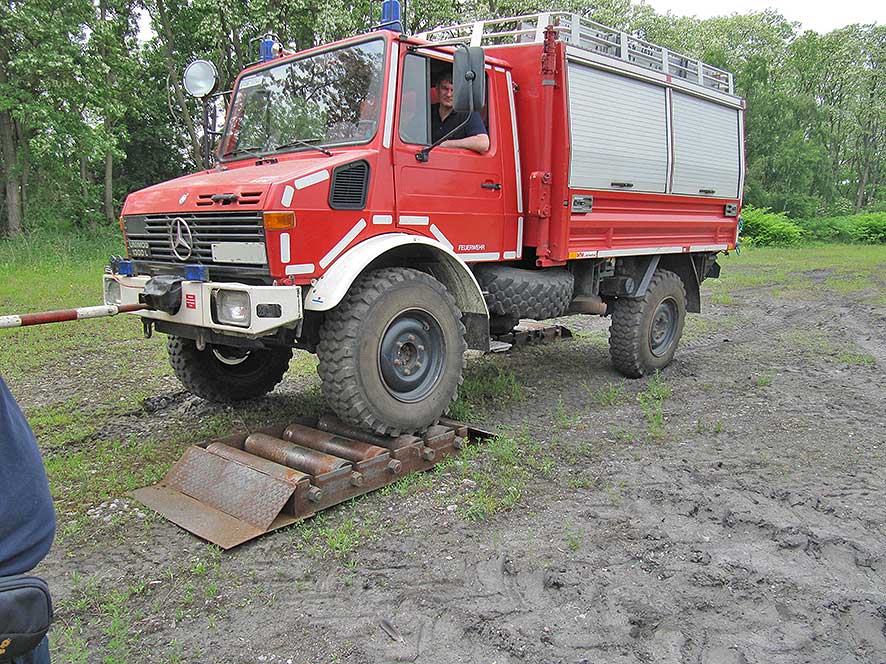 Vorführung mit Unimog der einzelnen Sperren