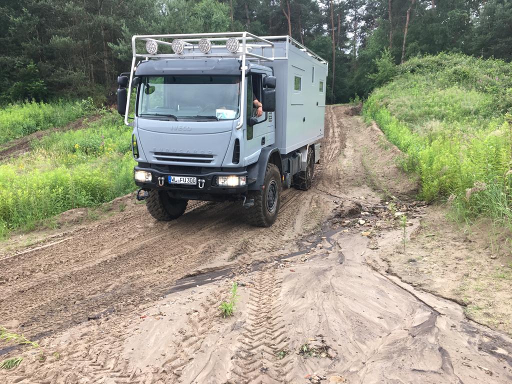 Allrad Kurs für LKW, kontrolliert im Gelände Berg abfahrt üben. 