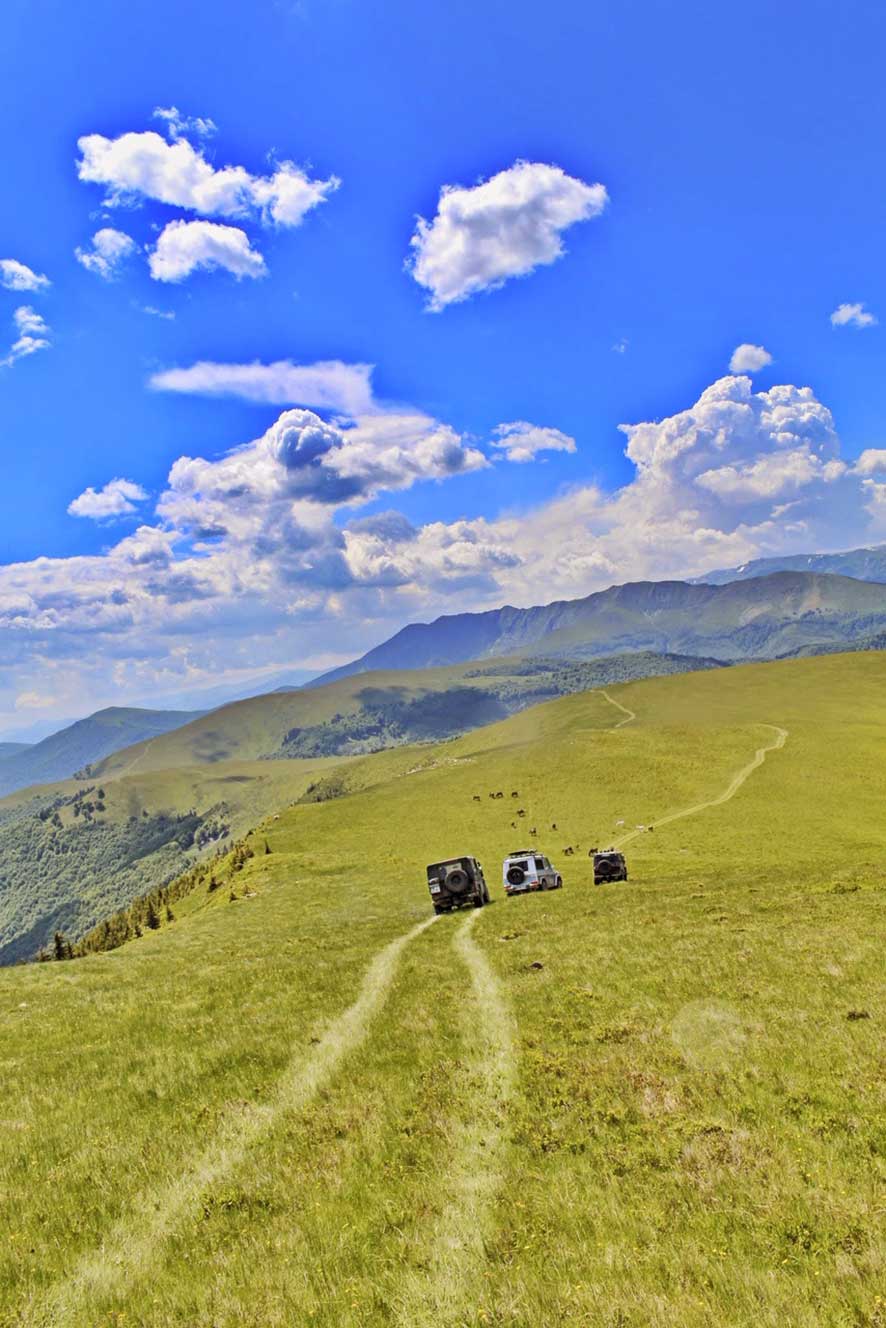 Die Wildnis in den Karpaten mit dem Geländewagen 