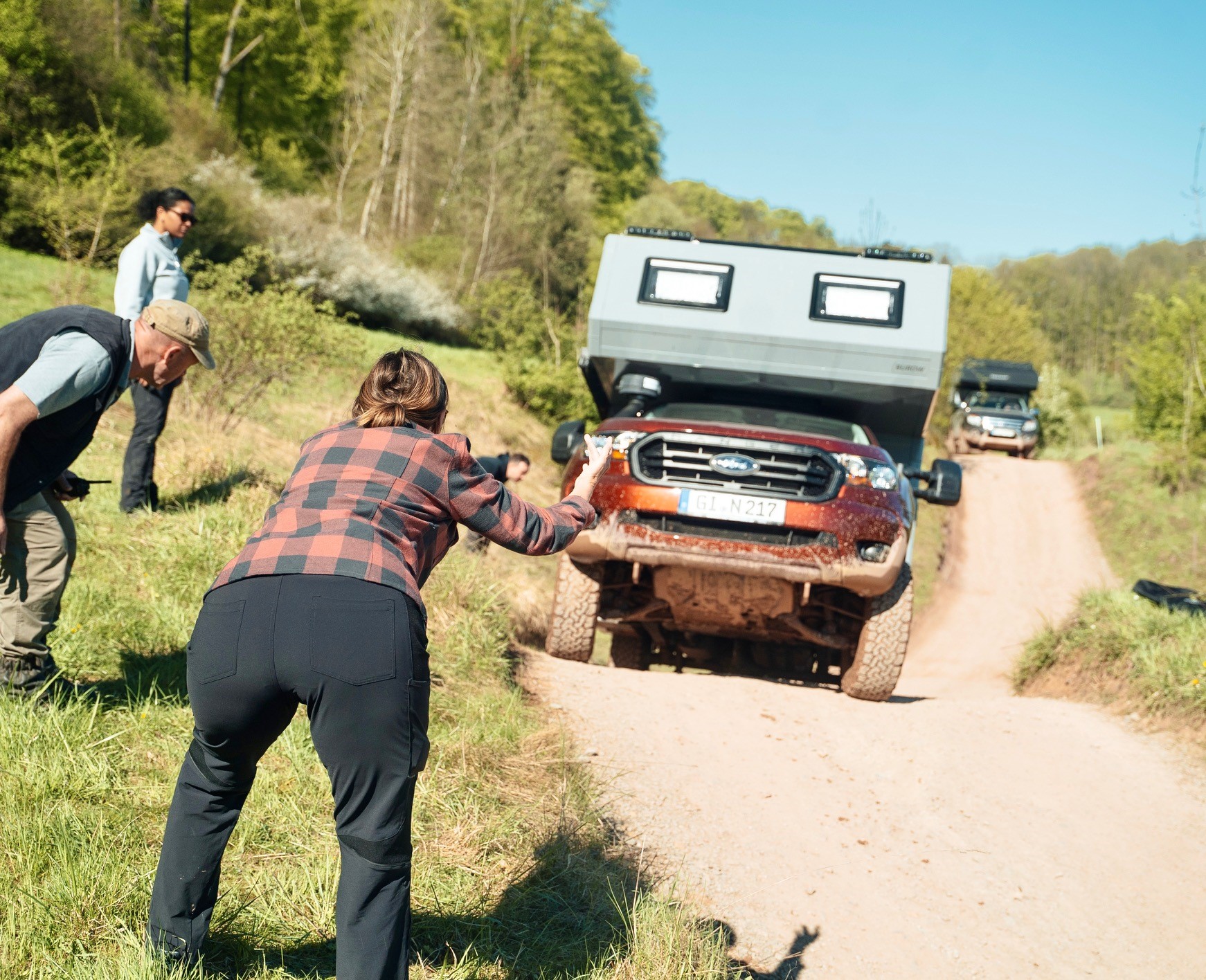„Pickup mit Wohnkabine im Offroad Fahrtraining Deutschland“