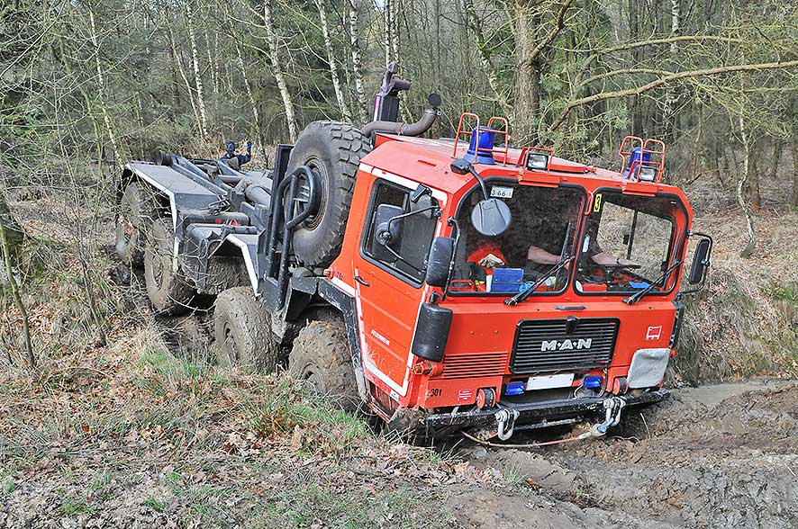 Tonneschwerer LKW bei Geländepassage im Waldboden