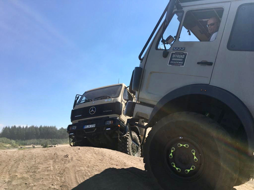 Instruktor erklärt Berge- und Rampenwinkel für LKW