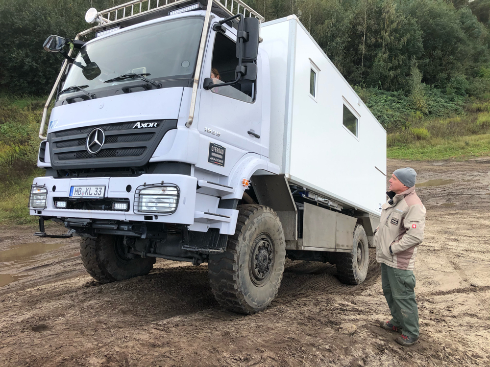 LKW mit Allrad auf Geröll-Piste – Training in steiler Abfahrt