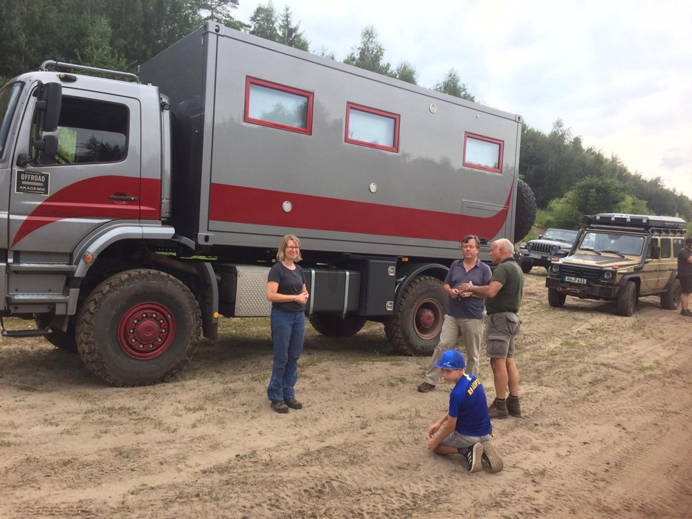 Instruktor erklärt Berge- und Rampenwinkel für LKW