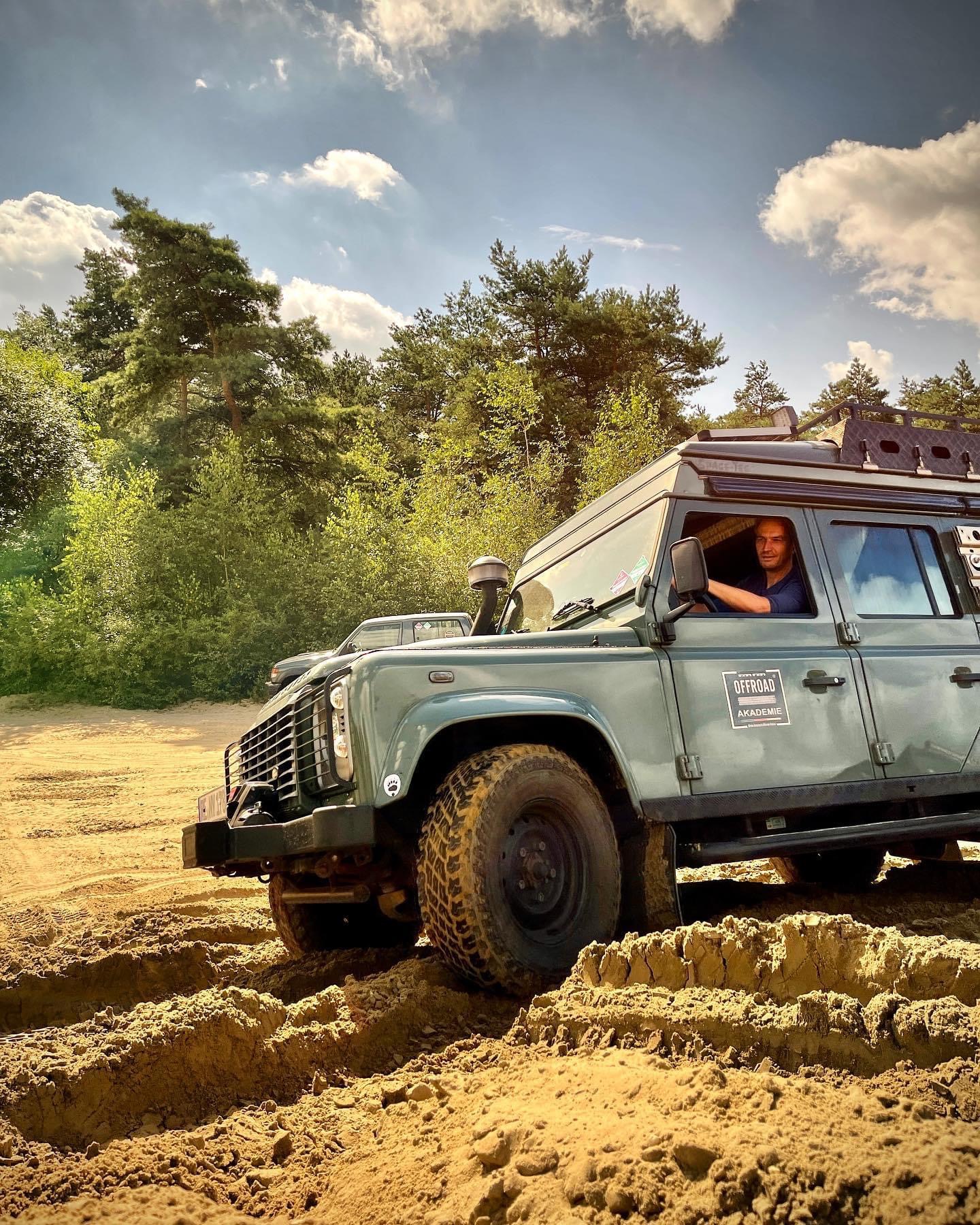 Defender im Element im Offroadpark Mammut