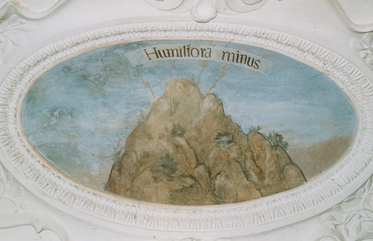 4) Auf einer Bergspitze schlagen Blitze ein. Die Inschrift lautet: "HUMILIORA MINUS" (Die Niederungen werden weniger getroffen).