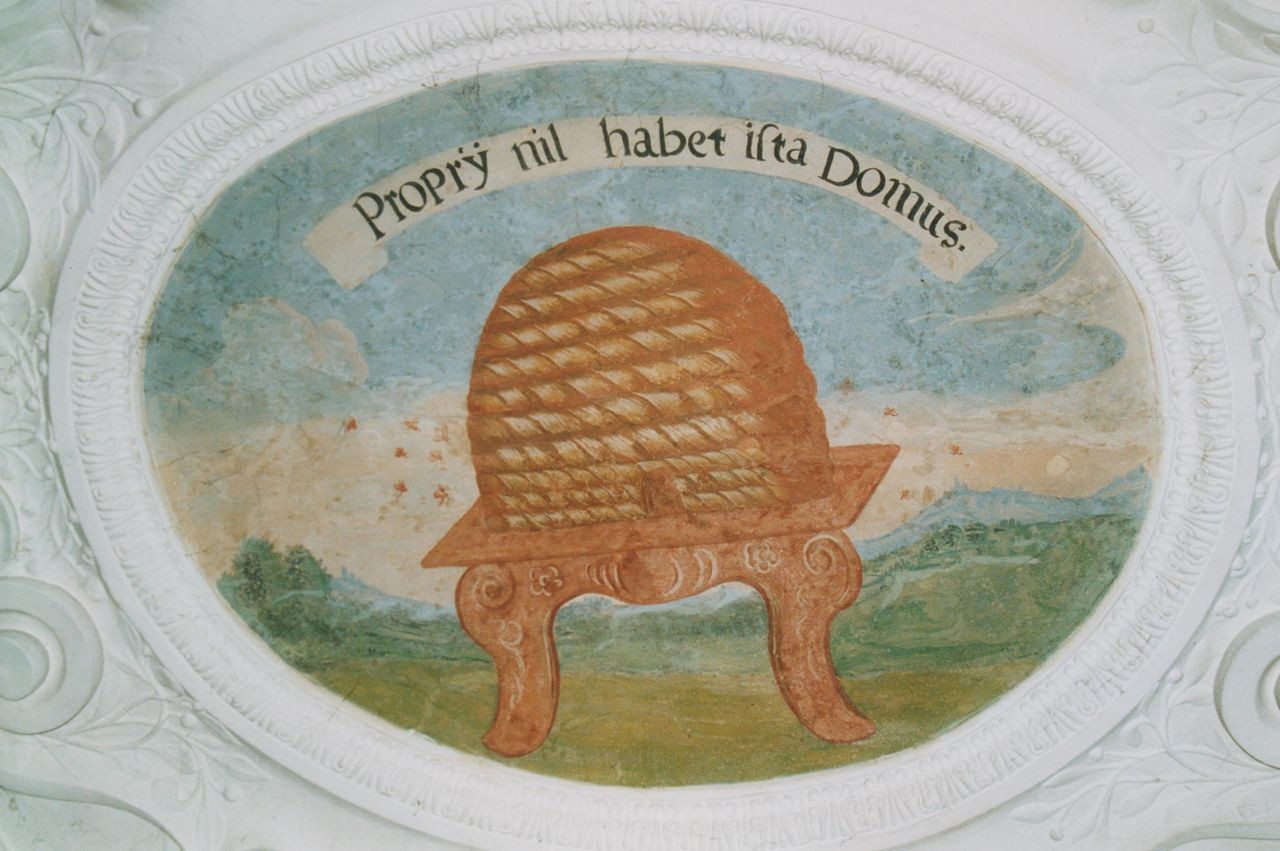 15) Dicht umflogener Bienenkorb: "PROPRII NIL HABET ISTA DOMUS" (Dieses Haus hat kein Privateigentum).