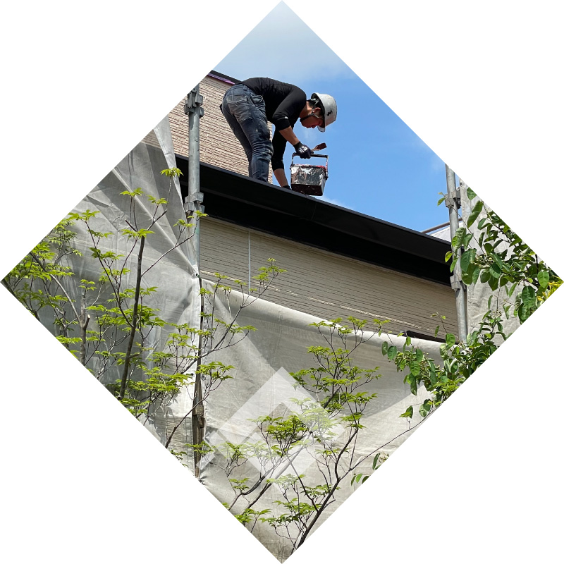【写真】屋根上で塗装作業をする四街道市の一級塗装技能士