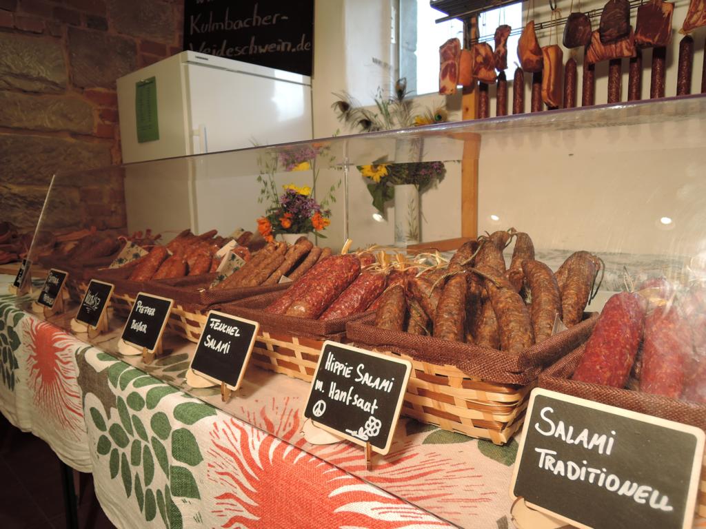 Eine Auswahl an Salamis in unserem Hofladen der Kulmbacher Weideschweine