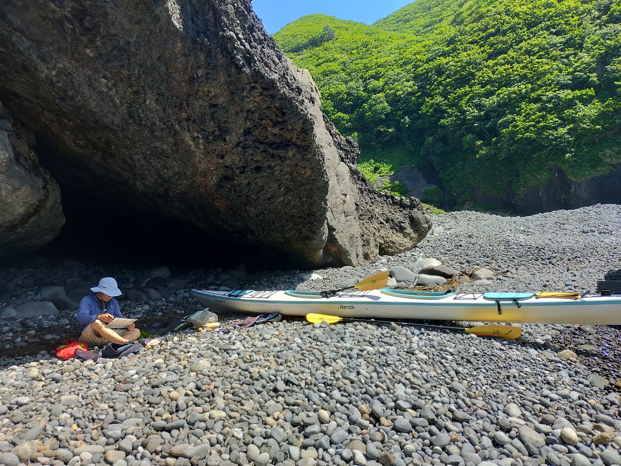 浜の日影で休む