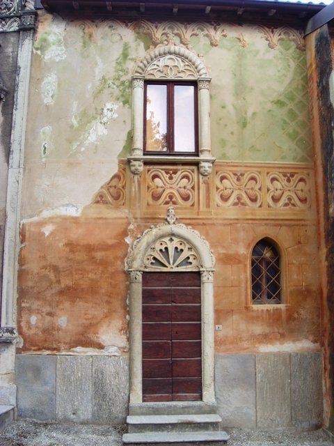 Corte del castello di Frascarolo, decorazioni a calce