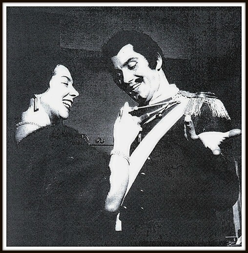 Becore - L'ELISIR D'AMORE - Milano Teatro alla Scala 1958 - In camerino mentre riceve i complimenti da Giulietta Simionato