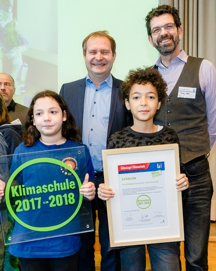 Sarah und Robert (3e), Senator Kerstan und unser Klimaschutzbeauftragter Stefan Behr.