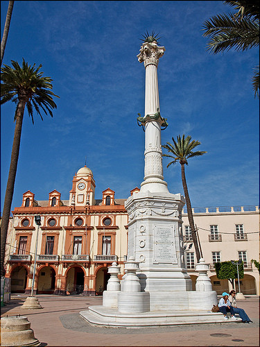 monumento a los coloraos,el homenaje es a un grupo de personas que vinieron a defender la ciudad de almeria contra los franceses y por la libertad.