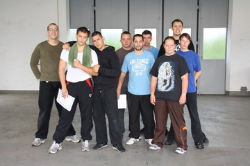 Frank Klemmer mit der neuen Krav Maga Gruppe in Leer.