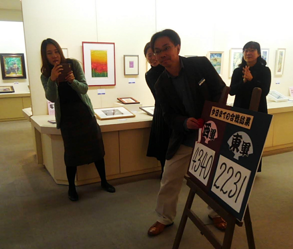 大阪夏の陣に続き連覇を果たした西軍諸将。写真中央は人気投票２位の日本画家秋本幸一さん。