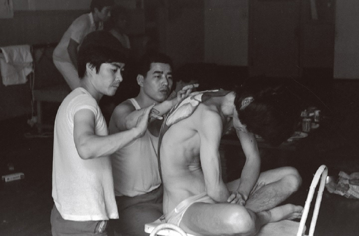 Natsuyuki Nakanishi (left) and Akira Shimizu (center) draw an anatomical figure on the back of Tatsumi Hijikata, 1967. (Photo by Tadao Nakatani)　|　土方巽の背中に解剖図を描く中西夏之（左）と清水晃（中央）　1967年　（写真撮影　中谷忠雄）