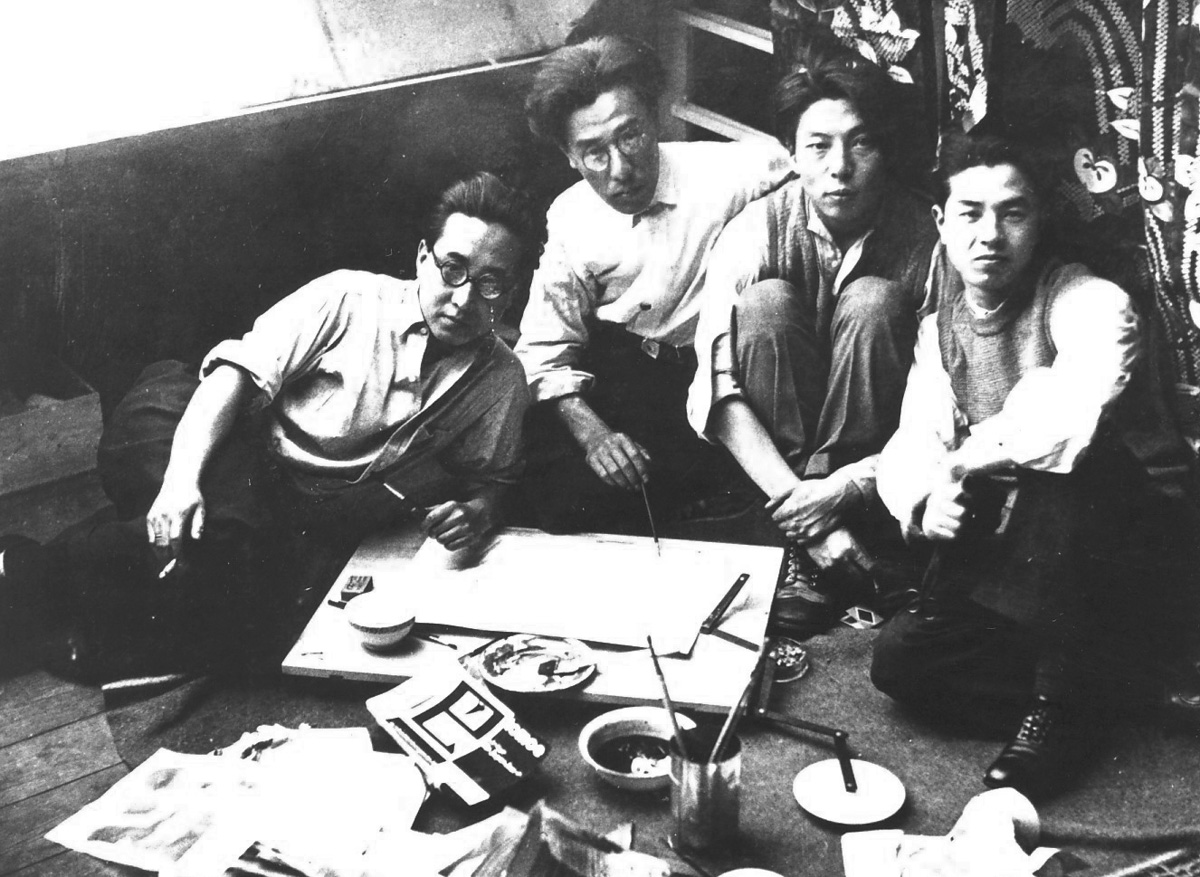 In a garret of Koreya Senda with the members of Tomoe-Kobo. From left, Iwao Yamawaki, Nuitaro Fukuoka, Senda and Osuke.（1930）