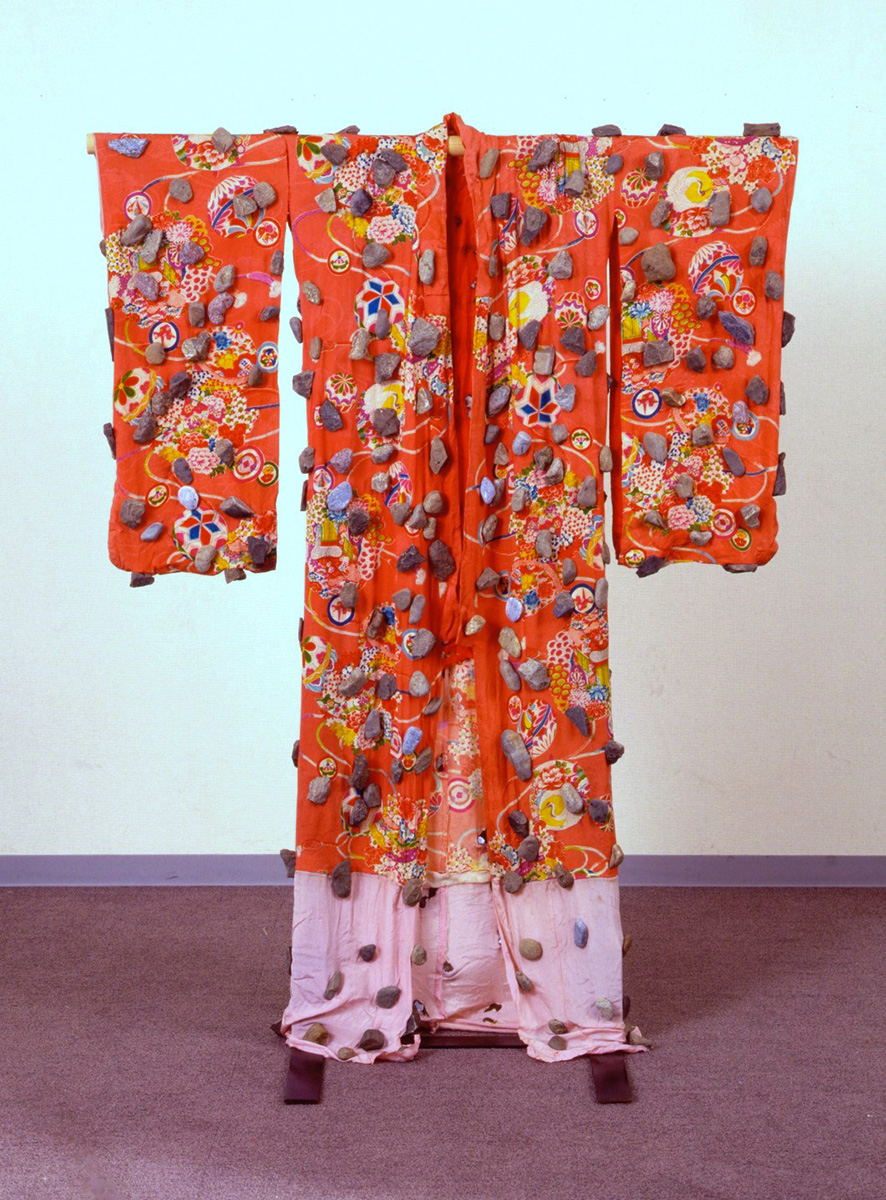 Girl　1968　Stage garment with gravels for Butoh Performance　h.137cm　|　娘　1968年　砂利、着物（舞踏にて使用）　h.137cm