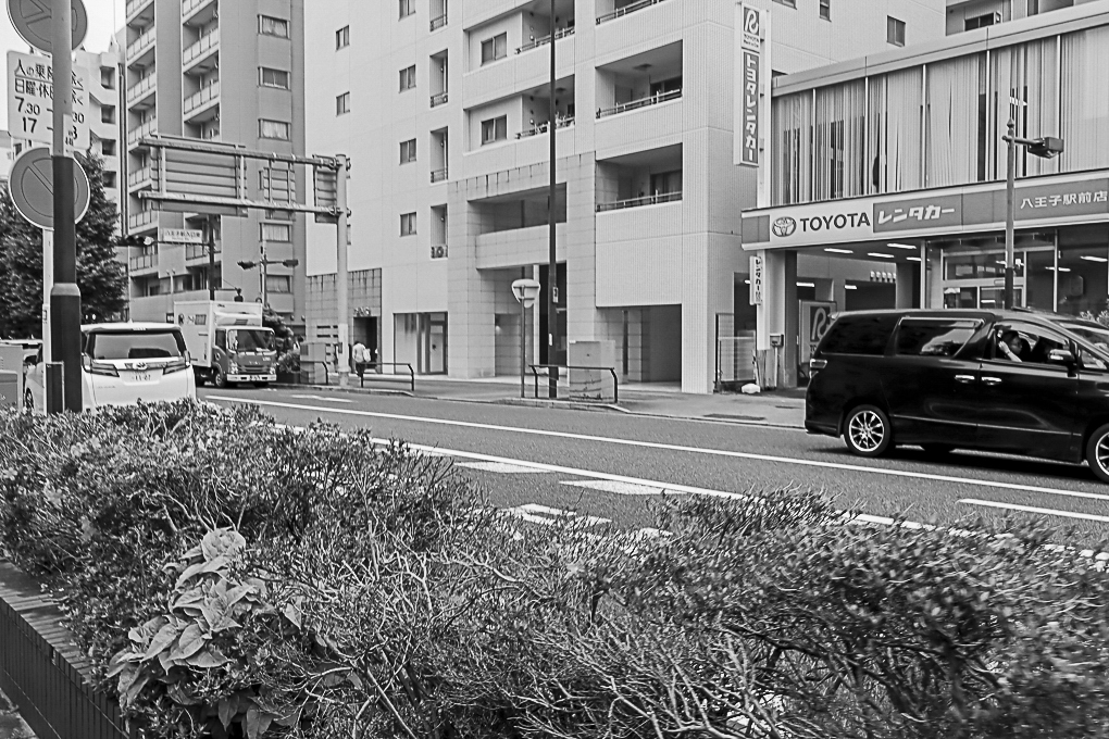 流れる街、静止する記憶