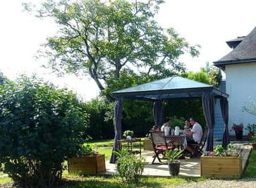 petit dejeuner en famille dans le jardin fleuri