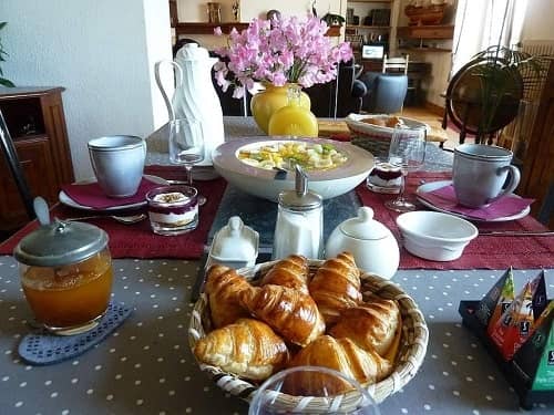 petits déjeuners servis dans la veranda, le jardin ou la salle a manger