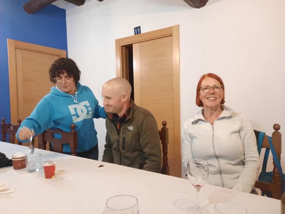 Die Dame im blauen Pullover ist die Wirtin