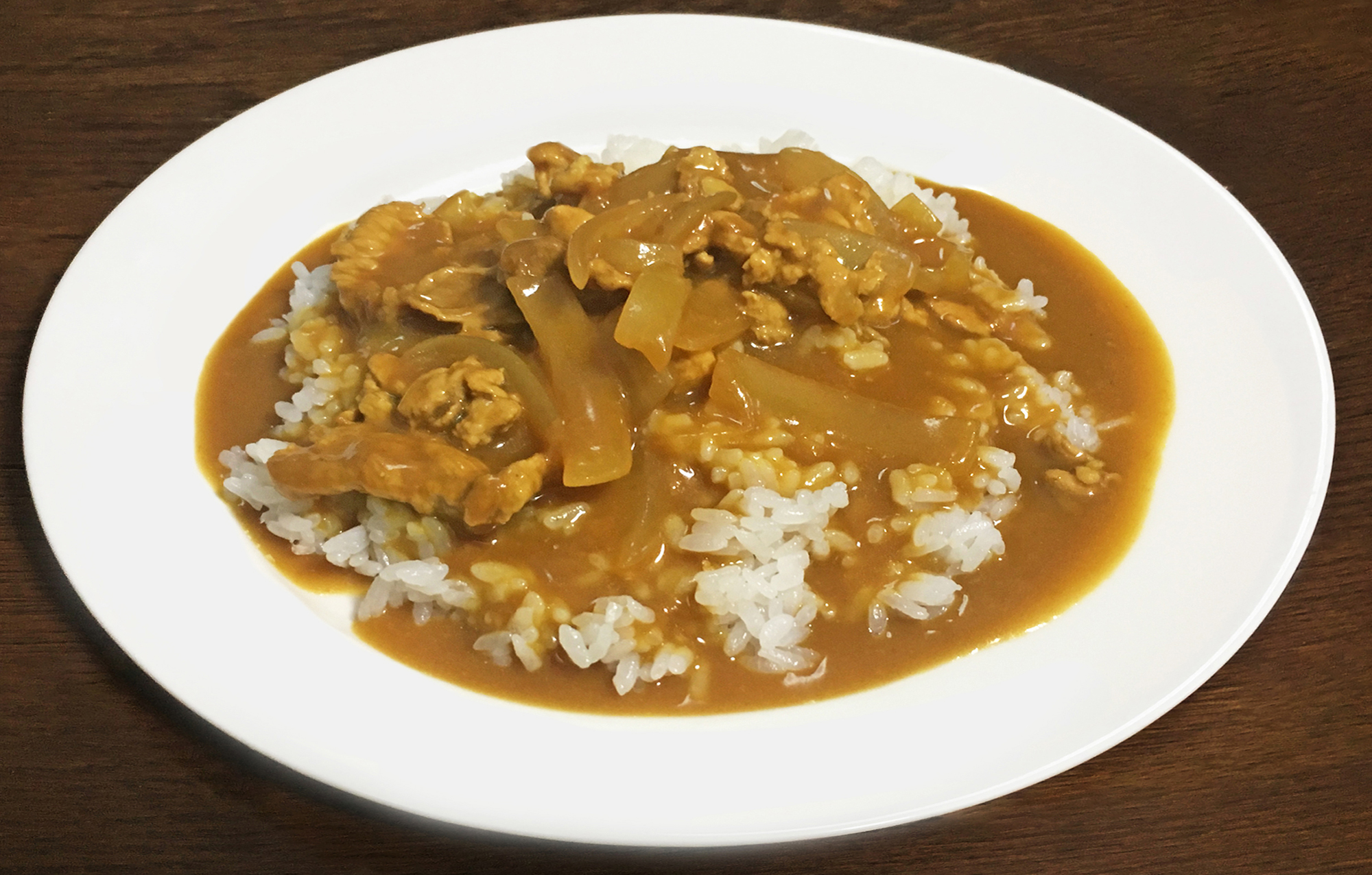 白飯にカレーをかけて完成です