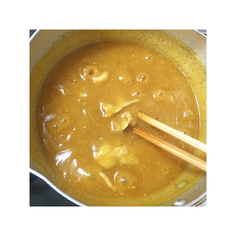 中火で混ぜながらカレーソースを煮る