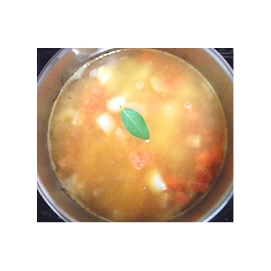 水500㏄と固形コンソメスープ2個、ローリエを加えて、野菜に火が通るまで煮込んで下さい
