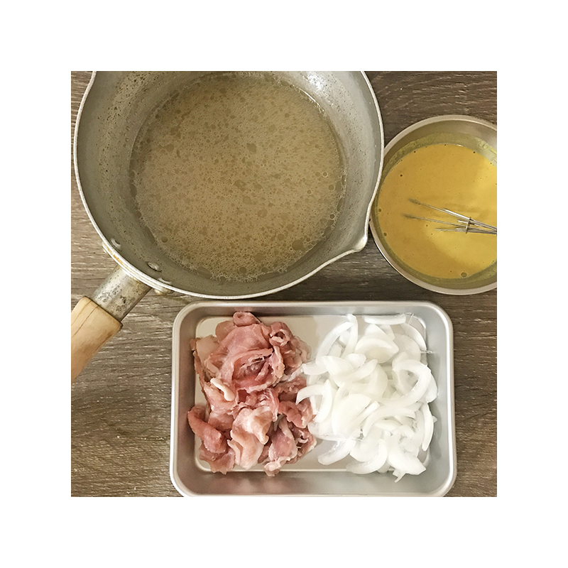 鶏ガラスープで作る黄色いカレーライス材料